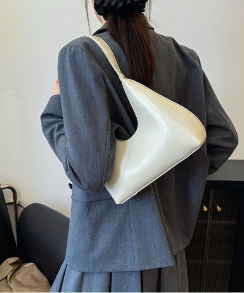 Maison Calme(メゾンカルム)の「シンプルデザインフェイクレザー三日月型ショルダーバック オールシーズン(ショルダーバッグ・レディース・ブラック/ホワイト/レッド/ブラウン・F)」の21枚目の写真