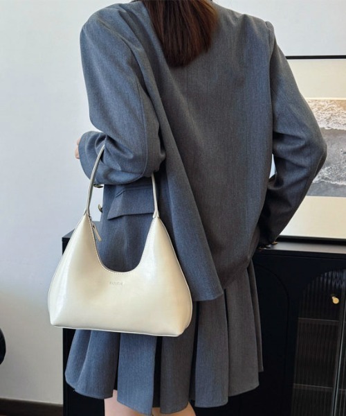 Maison Calme(メゾンカルム)の「シンプルデザインフェイクレザー三日月型ショルダーバック オールシーズン(ショルダーバッグ・レディース・ブラック/ホワイト/レッド/ブラウン・F)」の22枚目の写真