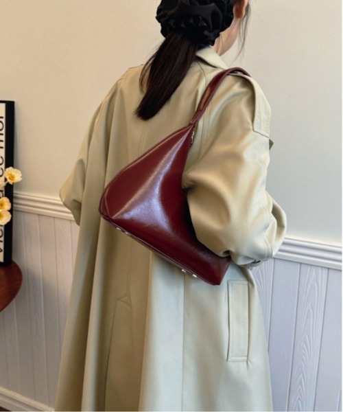 Maison Calme(メゾンカルム)の「シンプルデザインフェイクレザー三日月型ショルダーバック オールシーズン(ショルダーバッグ・レディース・ブラック/ホワイト/レッド/ブラウン・F)」の11枚目の写真