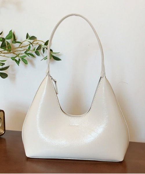 Maison Calme(メゾンカルム)の「シンプルデザインフェイクレザー三日月型ショルダーバック オールシーズン(ショルダーバッグ・レディース・ブラック/ホワイト/レッド/ブラウン・F)」の12枚目の写真