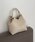 CAPRICIEUX LE'MAGE�i�J�v���V���[���}�[�W���j�́u�y�V�F�G�N�����z�m�b�g�n���h���o�b�O�i�V�����_�[�o�b�O�j�v�b�z���C�g�n���̑�