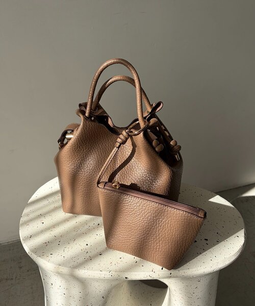 CAPRICIEUX LE'MAGE（カプリシューレマージュ）の「ノットハンドルバッグ（ショルダーバッグ・レディース・ブラウン/ブラック・FREE）」の2枚目の写真