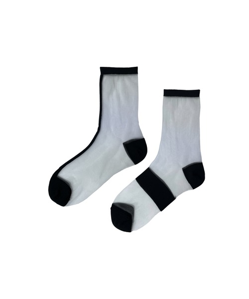 FAKUI（ファクイ）の「ASYMMETRIC LINE SEE-THROUGH SOCKS / アシンメトリーラインシースルーソックス（ソックス/靴下・レディース・ブラック×ブラック/ブラック×ブルー/グレー系その他・22.0～24.0cm）」の4枚目の写真