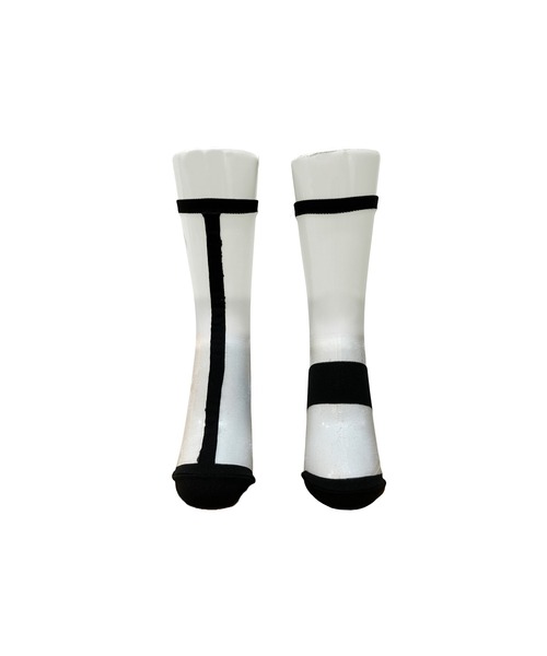FAKUI（ファクイ）の「ASYMMETRIC LINE SEE-THROUGH SOCKS / アシンメトリーラインシースルーソックス（ソックス/靴下・レディース・ブラック×ブラック/ブラック×ブルー/グレー系その他・22.0～24.0cm）」の5枚目の写真