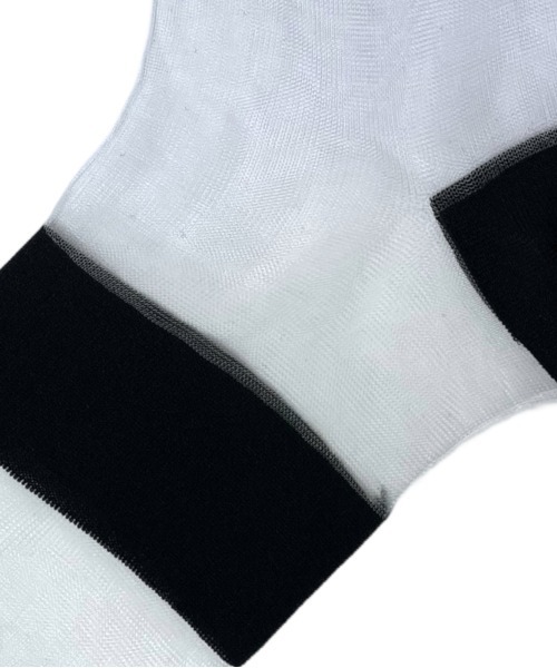 FAKUI（ファクイ）の「ASYMMETRIC LINE SEE-THROUGH SOCKS / アシンメトリーラインシースルーソックス（ソックス/靴下・レディース・ブラック×ブラック/ブラック×ブルー/グレー系その他・22.0～24.0cm）」の6枚目の写真