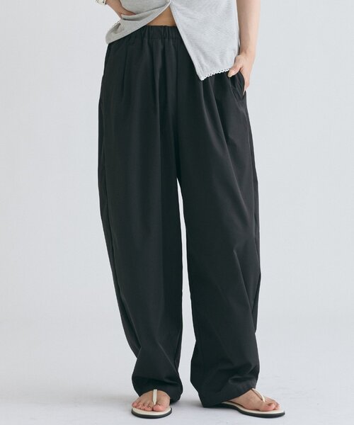 COLONY 2139(コロニートゥーワンスリーナイン)の「タックコクーンパンツ(その他パンツ・レディース・ベージュ/ブラック・SMALL/MEDIUM)」の4枚目の写真