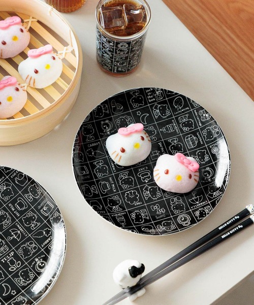 Me%(ミィパーセント)の「【HELLO KITTY】プレート 635189(食器・レディース・レッド/ゴールド/ブラック・FREE)」の2枚目の写真