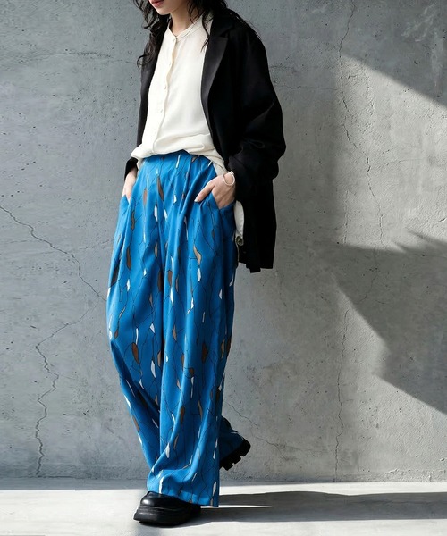 antiqua(アンティカ)の「アート柄 ルーズ ワイドパンツ(その他パンツ・レディース・ブルー/ブラック・ONESIZE)」の6枚目の写真