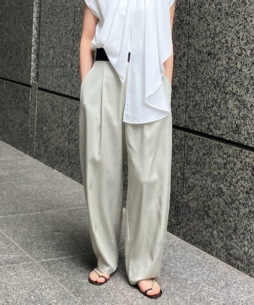 ADORE(アドーア)の「◆ハイブリッドデニムパンツ(デニムパンツ・レディース・ブラック/ベージュ・38/36)」の2枚目の写真