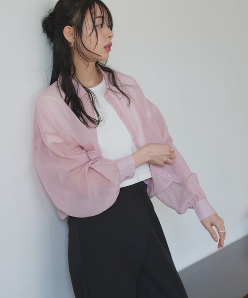 TREOVER(トレオーバー)の「トレンド感あるシアーシャツとシンプルなリブTシャツの2点セット(シャツ/ブラウス・レディース・ライトグレー/ピンク/オフホワイト/ブラック/ライトブルー・FREE)」の5枚目の写真