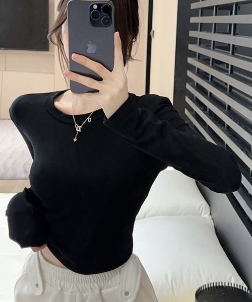 Songe(ソンジュ)の「バックドロストクロップド丈ロンT(Tシャツ/カットソー・レディース・ブラック/ホワイト・L/M/S)」の8枚目の写真