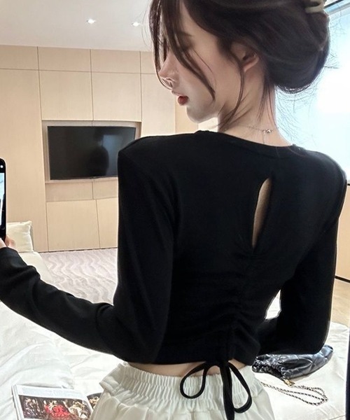 Songe(ソンジュ)の「バックドロストクロップド丈ロンT(Tシャツ/カットソー・レディース・ブラック/ホワイト・L/M/S)」の9枚目の写真