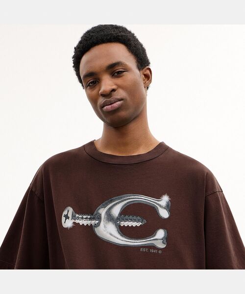 COACH（コーチ）の「スクリュー リラックスド Tシャツ・オーガニック コットン（Tシャツ/カットソー・メンズ・ブラウン系その他・SMALL/MEDIUM/LARGE）」の2枚目の写真