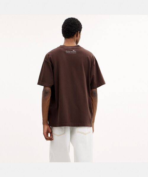 COACH（コーチ）の「スクリュー リラックスド Tシャツ・オーガニック コットン（Tシャツ/カットソー・メンズ・ブラウン系その他・SMALL/MEDIUM/LARGE）」の3枚目の写真