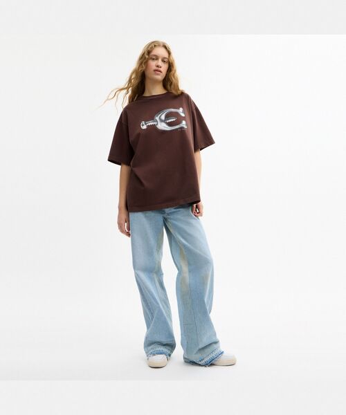 COACH（コーチ）の「スクリュー リラックスド Tシャツ・オーガニック コットン（Tシャツ/カットソー・メンズ・ブラウン系その他・SMALL/MEDIUM/LARGE）」の5枚目の写真