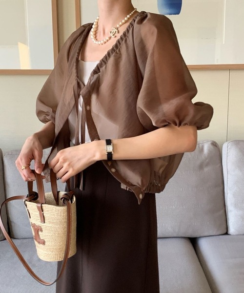 Doula Doula(ドゥーラドゥーラ)の「ギャザーネックボリュームスリーブシアーブラウス(シャツ/ブラウス・レディース・ブラック/ブラウン/イエロー・FREE)」の5枚目の写真