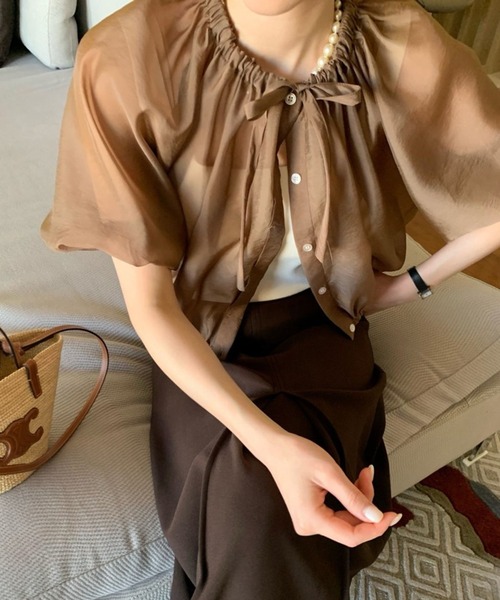 Doula Doula(ドゥーラドゥーラ)の「ギャザーネックボリュームスリーブシアーブラウス(シャツ/ブラウス・レディース・ブラック/ブラウン/イエロー・FREE)」の8枚目の写真