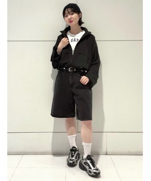 GAP(ギャップ)の「11インチ ミッドライズ ロングライン デニムショートパンツ(デニムパンツ・レディース・ブラック・26/25/23/24/27/28/29/30)」の5枚目の写真