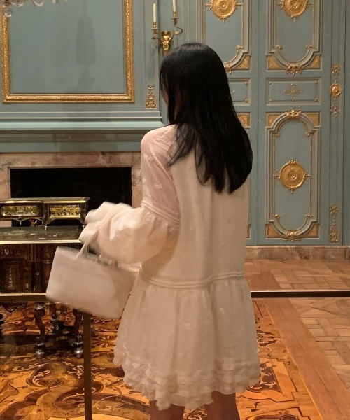 FAVORITO(ファヴォリート)の「リボン刺繍ショートワンピース(ワンピース・レディース・ベージュ・F)」の8枚目の写真