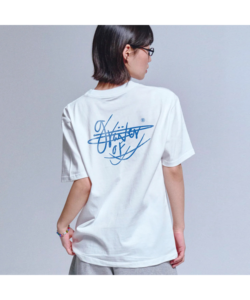 GRAVER（グレーバー）の「[ユニセックス]サインブルーレタリングバックロゴ半袖Tシャツ_3カラー（Tシャツ/カットソー・レディース・ブラック/ホワイト/ライトホワイト・SMALL/MEDIUM/LARGE）」の2枚目の写真