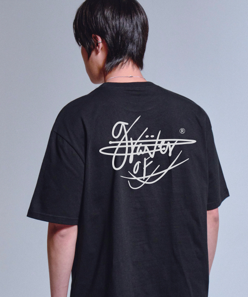 GRAVER（グレーバー）の「[ユニセックス]サインブルーレタリングバックロゴ半袖Tシャツ_3カラー（Tシャツ/カットソー・レディース・ブラック/ホワイト/ライトホワイト・SMALL/MEDIUM/LARGE）」の7枚目の写真