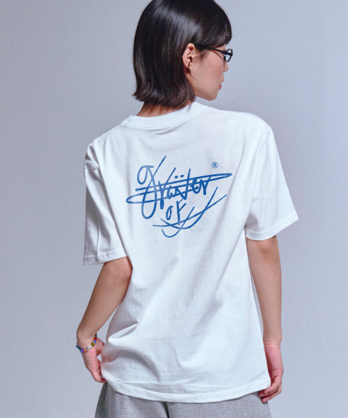 GRAVER（グレーバー）の「[ユニセックス]サインブルーレタリングバックロゴ半袖Tシャツ_3カラー（Tシャツ/カットソー・レディース・ブラック/ホワイト/ライトホワイト・SMALL/MEDIUM/LARGE）」の8枚目の写真