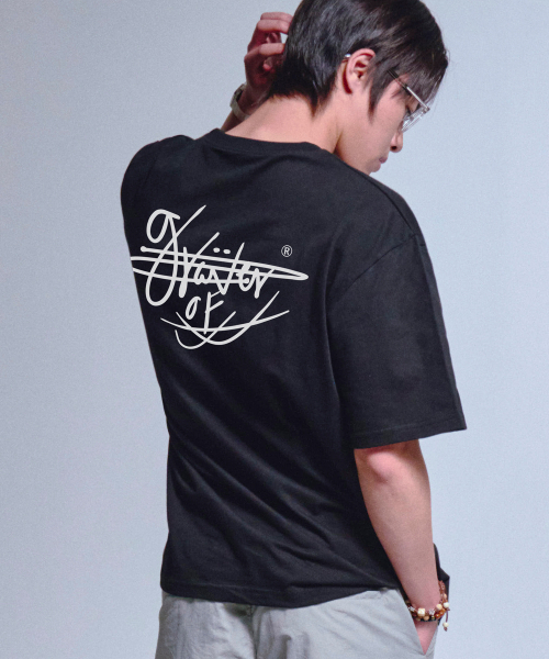 GRAVER（グレーバー）の「[ユニセックス]サインブルーレタリングバックロゴ半袖Tシャツ_3カラー（Tシャツ/カットソー・レディース・ブラック/ホワイト/ライトホワイト・SMALL/MEDIUM/LARGE）」の9枚目の写真