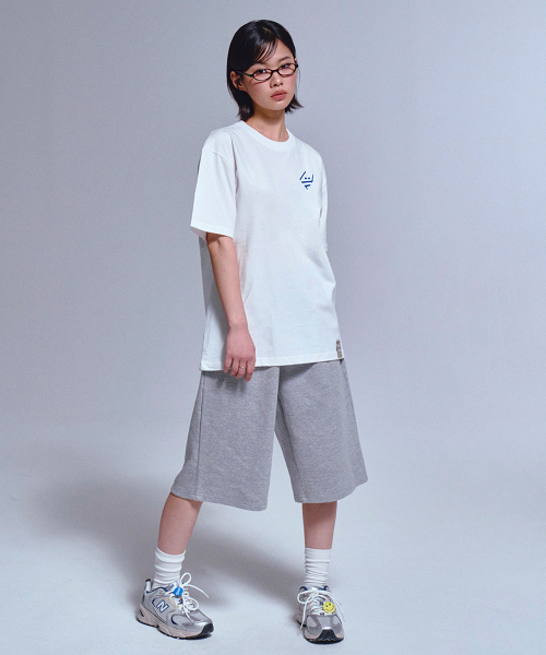 GRAVER（グレーバー）の「[ユニセックス]サインブルーレタリングバックロゴ半袖Tシャツ_3カラー（Tシャツ/カットソー・レディース・ブラック/ホワイト/ライトホワイト・SMALL/MEDIUM/LARGE）」の10枚目の写真