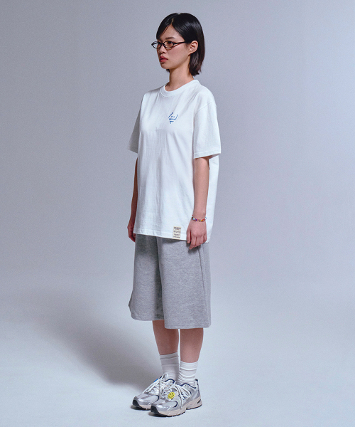 GRAVER（グレーバー）の「[ユニセックス]サインブルーレタリングバックロゴ半袖Tシャツ_3カラー（Tシャツ/カットソー・レディース・ブラック/ホワイト/ライトホワイト・SMALL/MEDIUM/LARGE）」の11枚目の写真