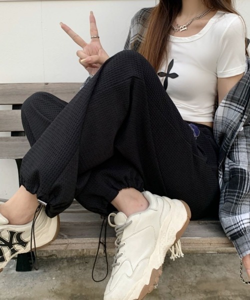 Lips(リップス)の「ワンポイントロゴで魅せる!ゆるっと穿けるリラックスワイドパンツ(その他パンツ・レディース・ホワイト/ブラック・FREE)」の14枚目の写真