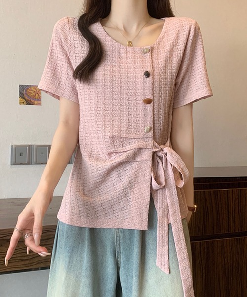 2ly2(トゥーリートゥー)の「サイドリボンデザイントップス / ボタン付き ニット風カットソー(シャツ/ブラウス・レディース・グリーン/ピンク/ブラック・FREE)」の3枚目の写真