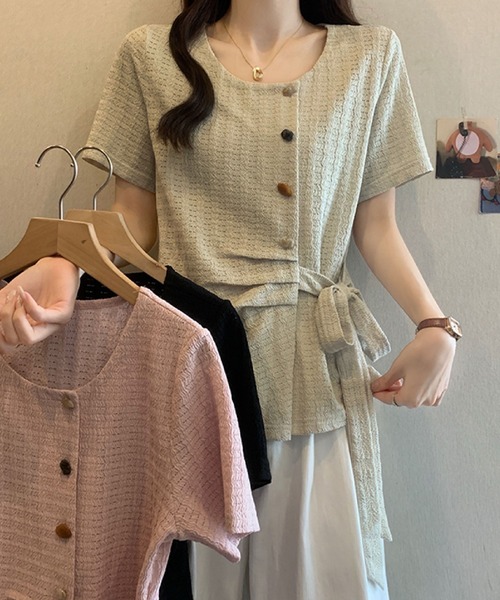 2ly2(トゥーリートゥー)の「サイドリボンデザイントップス / ボタン付き ニット風カットソー(シャツ/ブラウス・レディース・グリーン/ピンク/ブラック・FREE)」の18枚目の写真