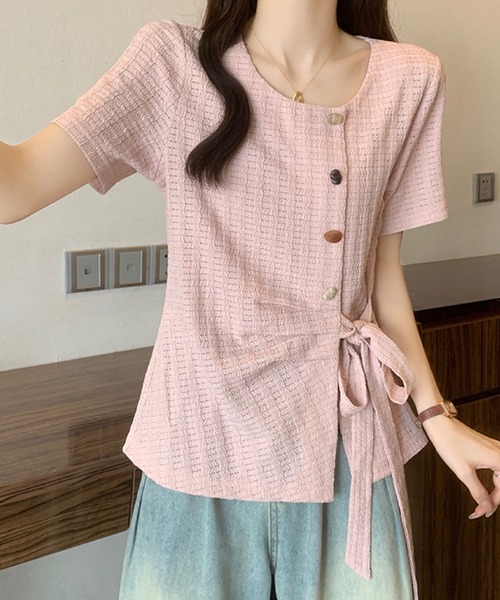 2ly2(トゥーリートゥー)の「サイドリボンデザイントップス / ボタン付き ニット風カットソー(シャツ/ブラウス・レディース・グリーン/ピンク/ブラック・FREE)」の17枚目の写真