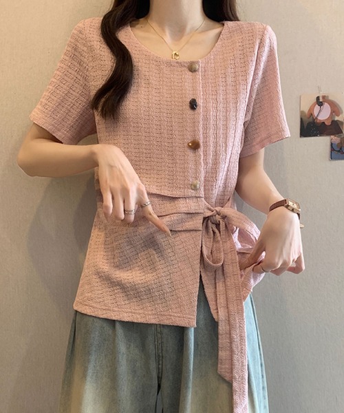 2ly2(トゥーリートゥー)の「サイドリボンデザイントップス / ボタン付き ニット風カットソー(シャツ/ブラウス・レディース・グリーン/ピンク/ブラック・FREE)」の15枚目の写真