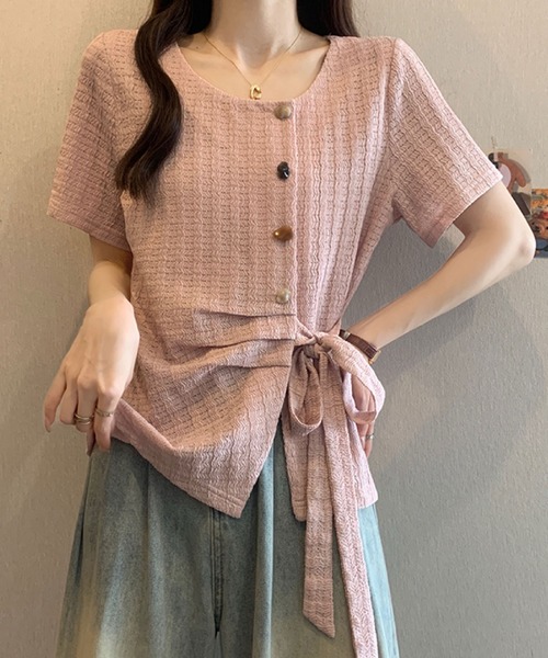 2ly2(トゥーリートゥー)の「サイドリボンデザイントップス / ボタン付き ニット風カットソー(シャツ/ブラウス・レディース・グリーン/ピンク/ブラック・FREE)」の14枚目の写真