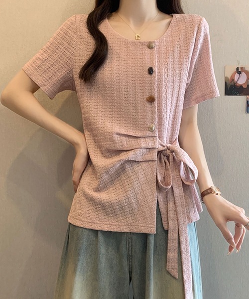 2ly2(トゥーリートゥー)の「サイドリボンデザイントップス / ボタン付き ニット風カットソー(シャツ/ブラウス・レディース・グリーン/ピンク/ブラック・FREE)」の13枚目の写真
