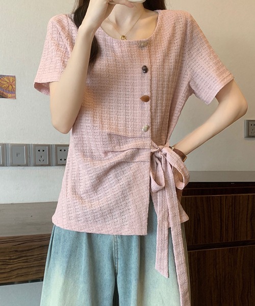 2ly2(トゥーリートゥー)の「サイドリボンデザイントップス / ボタン付き ニット風カットソー(シャツ/ブラウス・レディース・グリーン/ピンク/ブラック・FREE)」の12枚目の写真