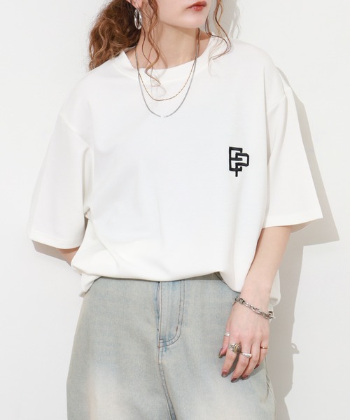 FUNALIVE(ファンアライブ)の「ワンポイント/サガラ/シルキーエアー 刺繍 ロゴ プリント 半袖 Tシャツ(Tシャツ/カットソー・メンズ・レディッシュグレー/ホワイト系3/ネイビー系2/ブラック系2/ダークグリーン/ブラック系3/ネイビー系1/ブラウン/ブラック系1/ホワイト系2/ホワイト系1/ダークグリーン系/ネイビー系3/ホワイト系7/パープル系1/ネイビー系4/ホワイト系8/パープル系2/ネイビー系5/ダークグリーン系1/ホワイト系5/ブラック系5/ブラック系6/ブラック系7/ブラウン系1/グレー系2/グレー系3/グレー系4/ブラウン系/ブラウン系2/ブラック/ダークグリーン系2/ホワイト系4/ダークグリーン系3/ブラウン系3/ホワイト系6/ブラック系/ブラック系4/ブラウン系5/グレー系1/ブラック系8/ブラウン系4/ブラック系9・LL/L/M)」の4枚目の写真