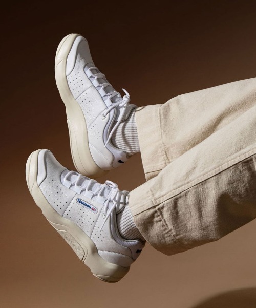 Reebok（リーボック）の「DMX コンフォート + クラシック / DMX COMFORT + CLASSIC（スニーカー・メンズ・アイボリー/ブラック/ブラウン/ホワイト×ブルー・22.5cm/23.0cm/23.5cm/24.5cm/24.0cm/25.0cm/25.5cm/26.0cm/26.5cm/27.0cm/27.5cm/28.0cm/28.5cm/29.0cm/30.0cm/31cm）」の2枚目の写真