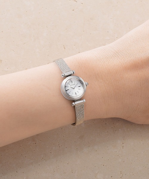 CITIZEN(シチズン)の「kii: キー エコ・ドライブ ラウンドメッシュ EG7080-53A(アナログ腕時計・レディース・シルバー・FREE)」の2枚目の写真
