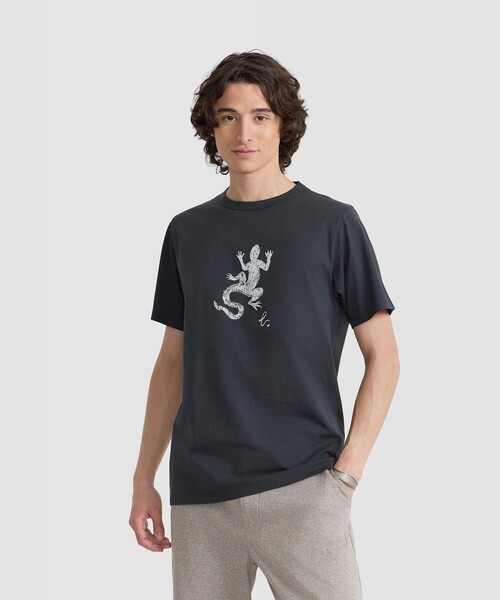 agnes b.（アニエスベー）の「メンズ アイコニック プリント コットン 半袖 Tシャツ "Lezard"（Tシャツ/カットソー・メンズ・グレー・1/2/3）」の2枚目の写真