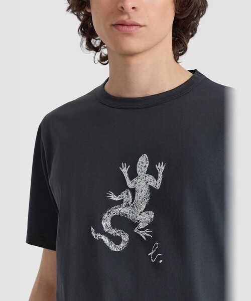 agnes b.（アニエスベー）の「メンズ アイコニック プリント コットン 半袖 Tシャツ "Lezard"（Tシャツ/カットソー・メンズ・グレー・1/2/3）」の3枚目の写真