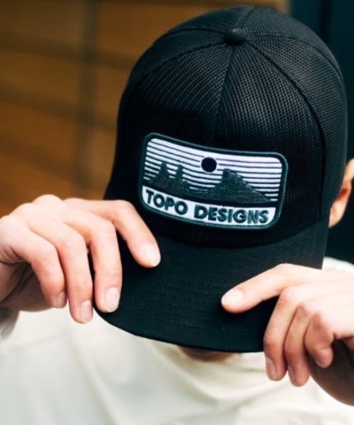 TOPO DESIGNS(トポデザインズ)の「【TOPO DESIGNS】PATCH MESH TRUCKER - DESERT DUSK(キャップ・メンズ・ブラック・フリー)」の3枚目の写真