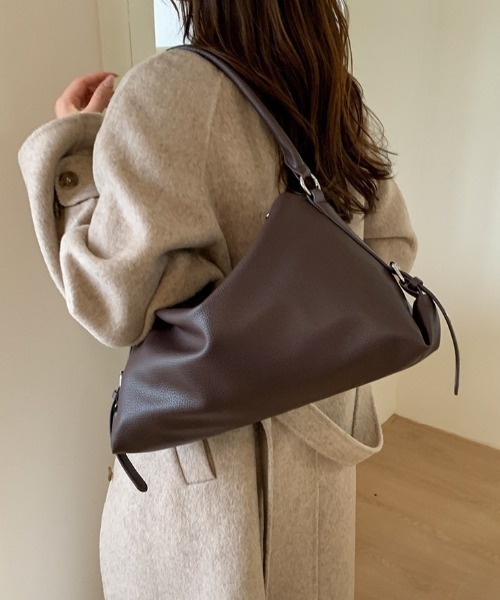 yuue' ( wear )(ユーイ)の「大容量ベルトデザインショルダーバッグ(ショルダーバッグ・レディース・ブラック/ダークブラウン・FREE)」の12枚目の写真