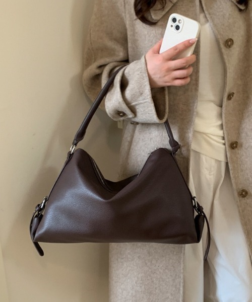 yuue' ( wear )(ユーイ)の「大容量ベルトデザインショルダーバッグ(ショルダーバッグ・レディース・ブラック/ダークブラウン・FREE)」の16枚目の写真