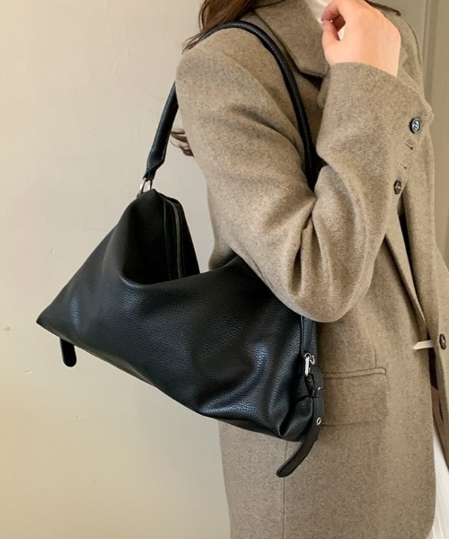 yuue' ( wear )(ユーイ)の「大容量ベルトデザインショルダーバッグ(ショルダーバッグ・レディース・ブラック/ダークブラウン・FREE)」の5枚目の写真
