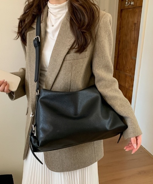 yuue' ( wear )(ユーイ)の「大容量ベルトデザインショルダーバッグ(ショルダーバッグ・レディース・ブラック/ダークブラウン・FREE)」の4枚目の写真