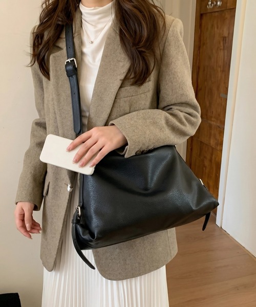 yuue' ( wear )(ユーイ)の「大容量ベルトデザインショルダーバッグ(ショルダーバッグ・レディース・ブラック/ダークブラウン・FREE)」の7枚目の写真