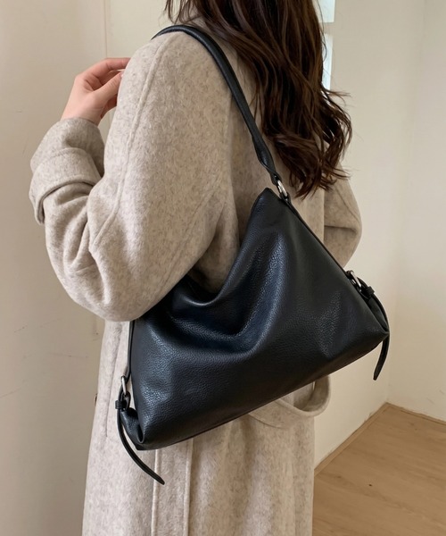 yuue' ( wear )(ユーイ)の「大容量ベルトデザインショルダーバッグ(ショルダーバッグ・レディース・ブラック/ダークブラウン・FREE)」の3枚目の写真