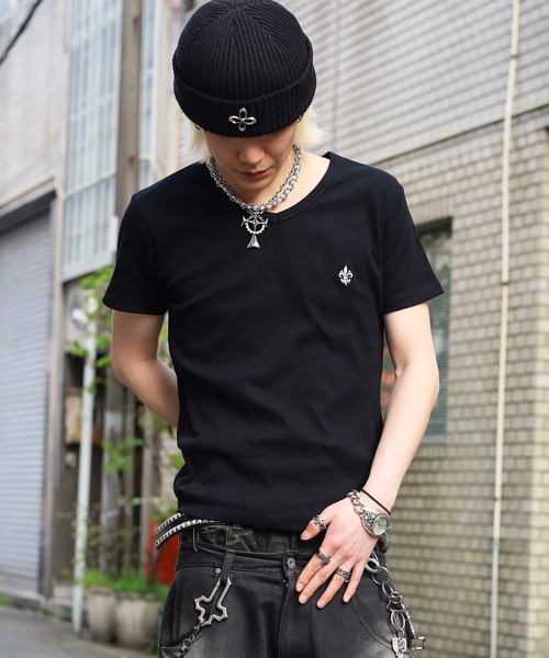 ATMARK(アットマーク)の「《3サイズ展開 / UNISEX 》胸刺繍 テレコリブ Vネック半袖Tシャツ 百合 クロス(Tシャツ/カットソー・メンズ・ホワイト/ブラック・S/L/M)」の2枚目の写真